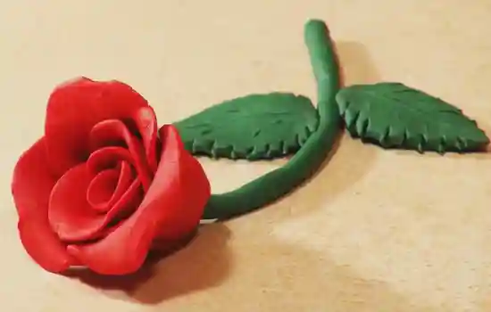 Роза из пластилина