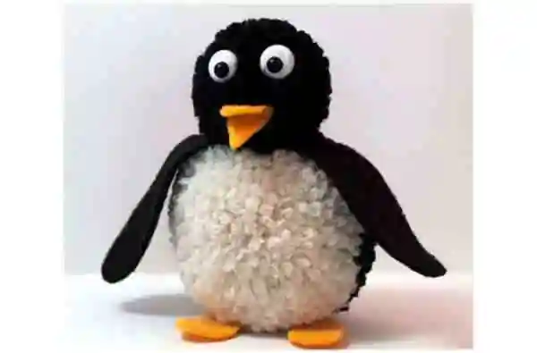 Черно-белый пингвина из помпонов